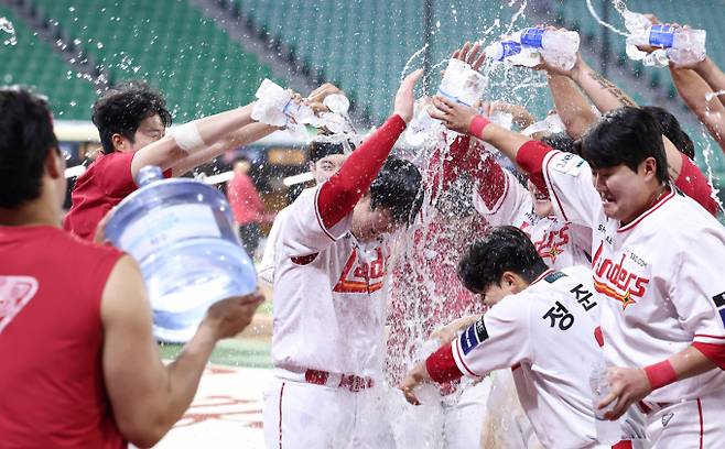 SSG랜더스 최정이 KBO리그 사상 처음으로 500홈런에 성공했다. 사진은 13일 인천SSG 랜더스필드에서 열린 2025 신한 SOL뱅크 KBO리그 SSG랜더스와 NC다이노스의 경기에서 터진 최정의 500홈런을 축하하는 모습. /사진=뉴스1