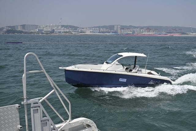 지난 12일 울산 일산항 인근 해상에서 진행된 해군 주관 ‘전ㆍ평시 상용 무인체계 작전 운용 가능성 검증훈련’에서 해상표적 정찰ㆍ감시 및 공격 임무를 맡은 소형 무인수상정(AURA)이 충돌 공격을 하기 위해 기동하고 있다. 해군 제공