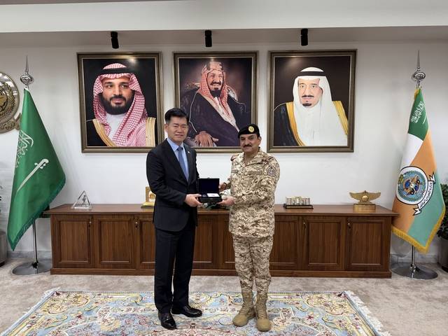 석종건(왼쪽) 방위사업청장이 지난 12일  살레 빈 압둘라만 알하르비 사우디아라비아 국가방위군 총장과 면담 후 기념 촬영을 하고 있다. 방위사업청 제공