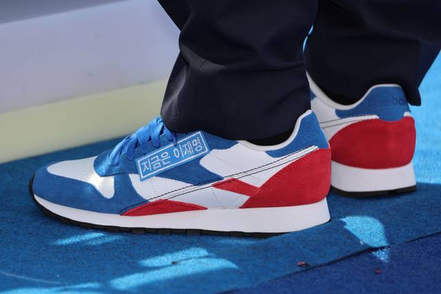 이재명 더불어민주당 대선후보가 제21대 대통령선거 공식 선거운동이 시작된 12일 경기 화성시 동탄 센트럴파크 음악분수중앙광장에서 열린 집중유세에 나선 가운데 이 후보 신발에 ‘지금은 이재명’ 슬로건이 적힌 패치가 붙어 있다.  뉴시스