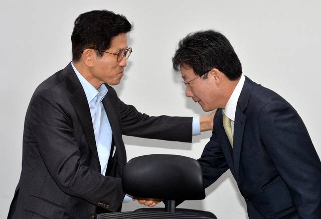 지난 2016년 새누리당 국회의원 시절 유승민 전 의원과 김문수 대선후보가 인사를 나누는 모습. 뉴시스