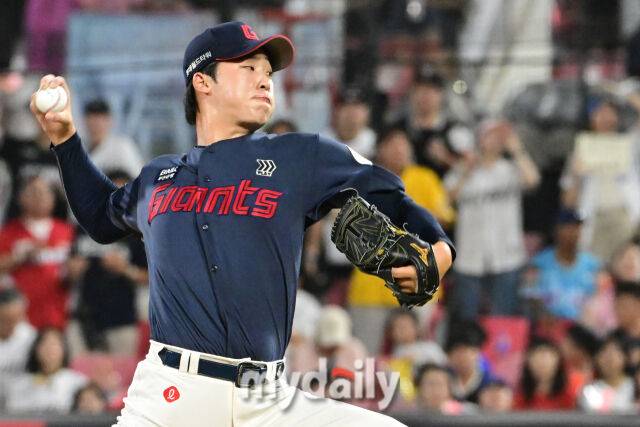 2024년 8월 9일 오후 경기도 수원 KT위즈파크에서 진행된 ‘2024 신한 SOL Bank KBO리그’ 롯데-KT의 경기. 롯데 이민석이 5회말 구원 등판해 역투를 펼치고 있다./마이데일리