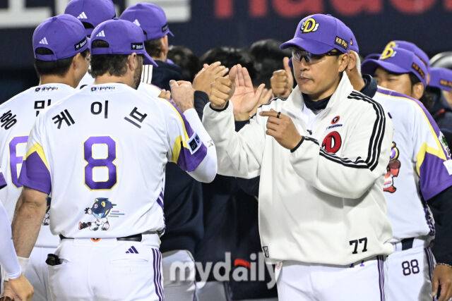7일 서울 잠실야구장에서 열린 '2025 신한 SOL BANK KBO리그' LG 트윈스와 두산 베어스 경기. 두산이 5-2로 역전승 했다. 선수들과 하이파이브를 하고 있는 두산 이승엽 감독./마이데일리