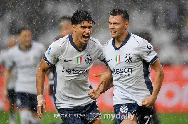 아슬라니(오른쪽)가 12일 토리노와 경기에서 추가골을 터뜨린 후 기뻐하고 있다. /게티이미지코리아