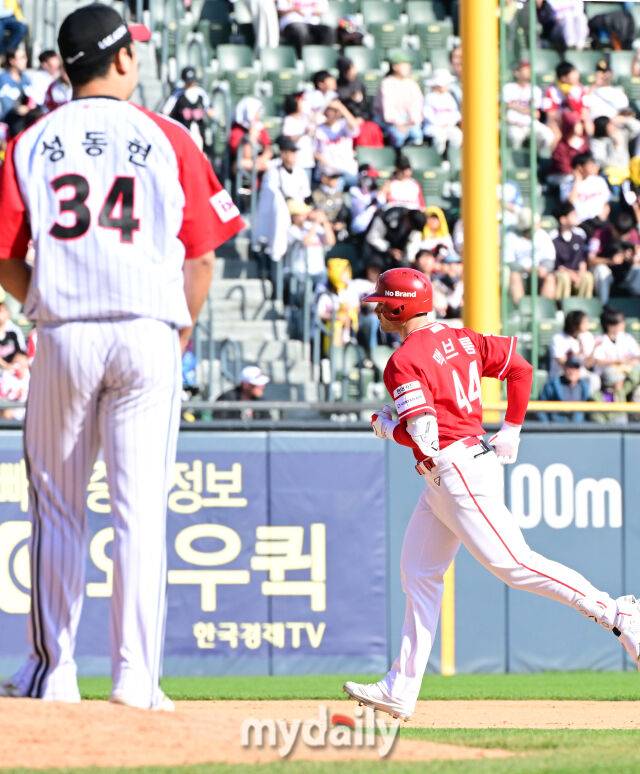 SSG 맥브롬이 9회초 선두타자로 등장헤 LG 성동현에게 솔로 홈런을 때린 뒤 그라운드를 돌고 있다.
