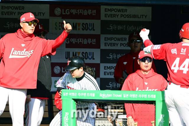 솔로 홈런을 때린 맥브롬이 뒤늦게 이숭용 감독을 발견하고 멀리서 세리머니를 펼치고 있다.