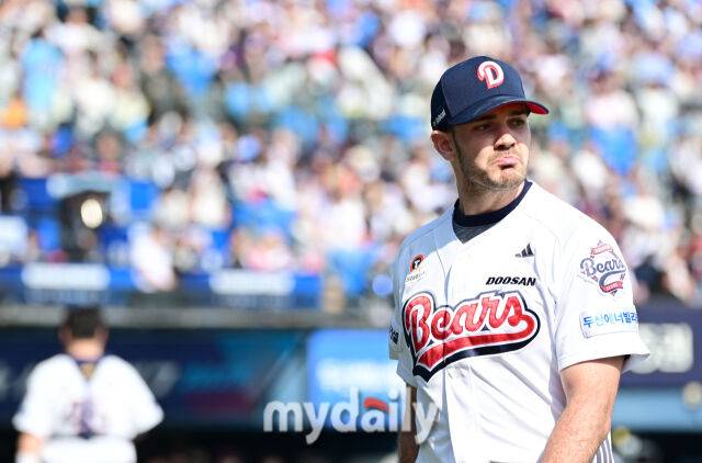 2025년 4월 26일 오후 서울 잠실구장에 진행된 '2025 신한 SOL뱅크 KBO 리그' 롯데 자이언츠와 두산 베어스의 경기. 두산 선발투수 잭로그가 7이닝 2실점 투구를 한 뒤 더그아웃으로 들어가고 있다.