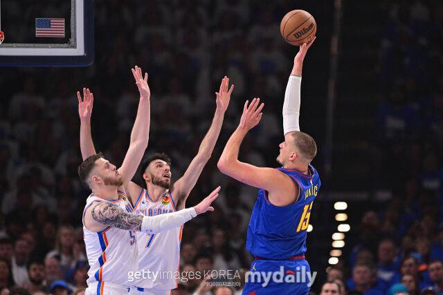 요키치(오른쪽)가 오클라호마시티 수비수들을 피해 슛을 던지고 있다. /게티이미지코리아