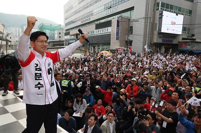 국민의힘 김문수 대선 후보가 13일 부산 자갈치 시장에서 유세를 하고 있다. 2025.5.13 [공동취재] <연합뉴스>