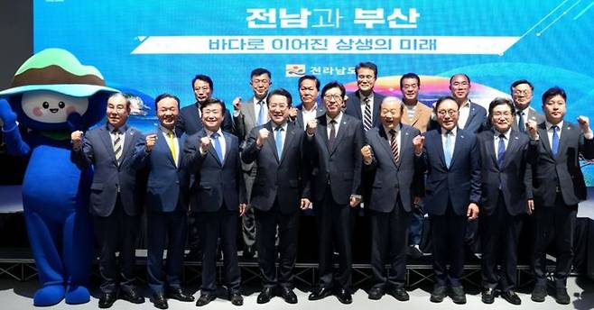 2026 여수 세계섬박람회 합심단결을 합창하고 있는 부산-전남-여수의 리더들