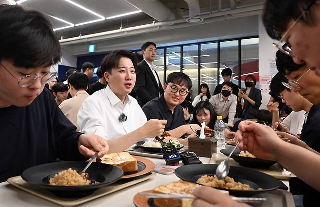 개혁신당 이준석 대선 후보가 13일 ‘학식먹자 이준석’ 행사가 열린 대구 경북대학교에서 학생들과 학식을 먹으며 대화하고 있다. [연합]