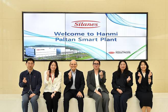 지난 7일 한미약품 팔탄 스마트플랜트를 방문한 한미약품 파트너사 실라네스(Laboratorios Silanes) BD팀이 견학을 마친 후 한미약품 관계자들과 함께 기념촬영을 하고 있다. [한미약품 제공]