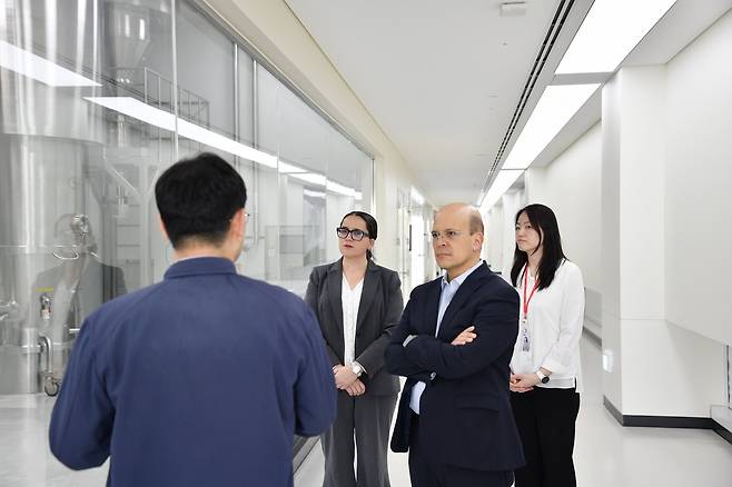 한미약품 파트너사인 실라네스 BD팀 펠리페 마르티네스(왼쪽 세 번째) 디렉터와 파울리나 오테이사(왼쪽 두 번째) 매니저가 팔탄 스마트플랜트 제조시설을 둘러보고 있다. [한미약품 제공]
