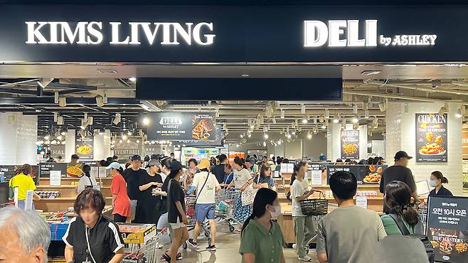 ‘델리 바이 애슐리’ 강남점에서 고객들이 상품을 구매하고 있다.  [이랜드킴스클럽 제공]