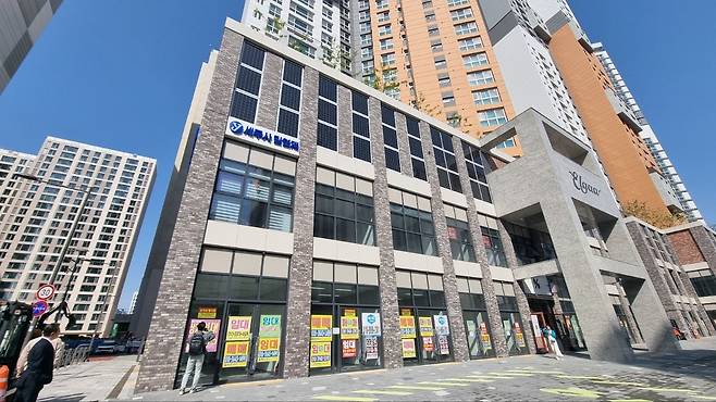 지난 2월 준공한 운암모아엘가 아파트는 시행사와 시공사간 공사비 갈등으로 지게차 등 유치권 행사가 진행되면서 갈등을 빚었다. 서인주 기자