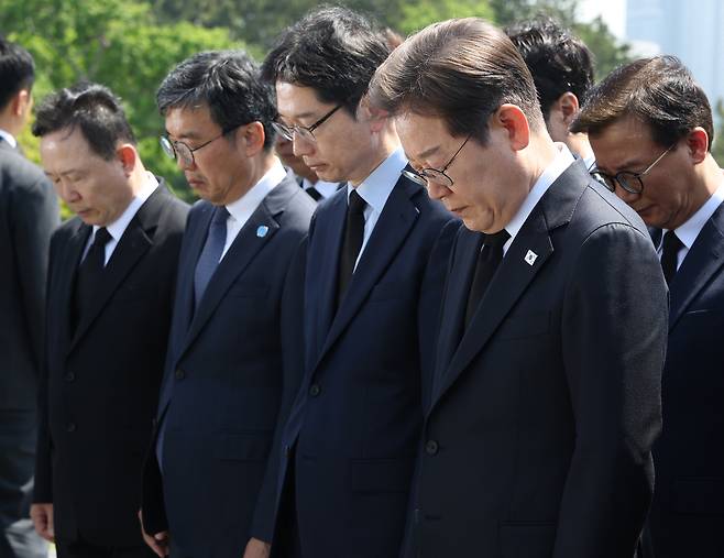 이재명 더불어민주당 대선후보가 14일 부산시 남구 유엔기념공원 찾아 참배하고 있다.  [연합]