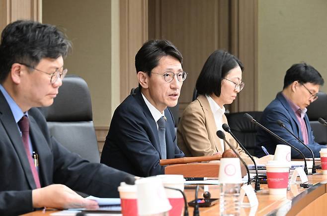 김윤상 기획재정부 2차관이  14일 서울 중구 예금보험공사에서 열린 ‘제18차 경제교육관리위원회’를 주재, 모두발언을 하고 있다. [기획재정부 제공]