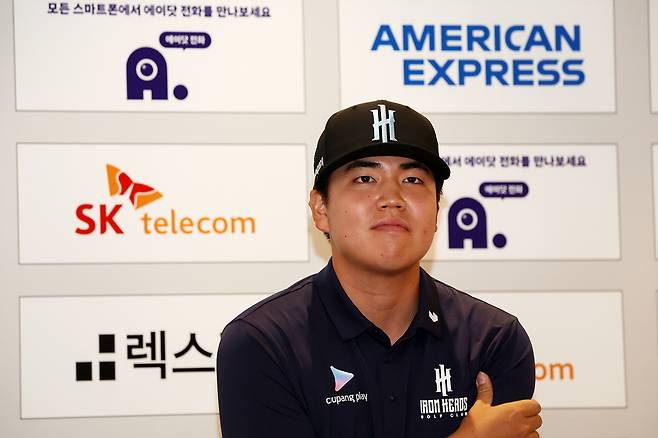 장유빈이 14일 제주 서귀포 핀크스GC에서 열린 KPGA 투어 SK텔레콤 오픈 개막 전 기자회견에서 취재진의 질문을 듣고 있다.    [KPGA 제공]