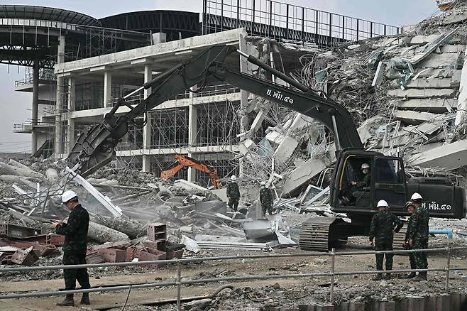 2025년 3월 29일, 미얀마와 태국 중부를 강타한 지진 다음 날 촬영된 방콕의 공사 중 붕괴된 건물 현장.  [연합=AFP]