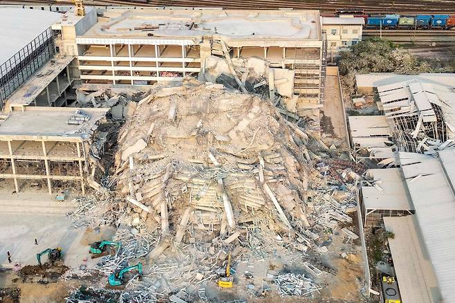 2025년 3월 29일, 미얀마와 태국 중부를 강타한 지진 다음 날 촬영된 방콕의 공사 중 붕괴된 건물 현장을 담은 항공 사진. [연합=AFP]