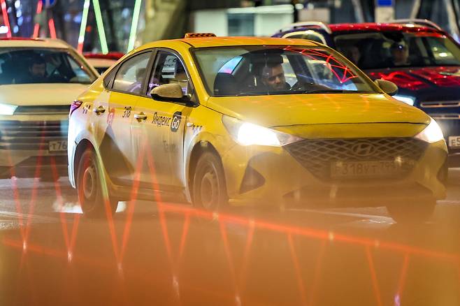 러시아 시내를 활보하고 있는 현대차 [타스]