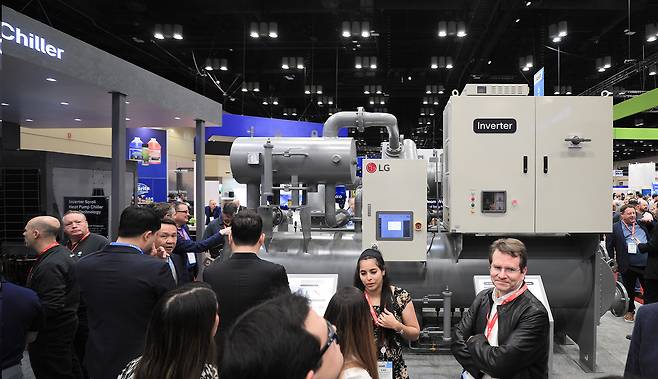 LG전자가 올 1월 미국 플로리다주 올랜도에서 열린 북미 최대 공조 전시회 ‘AHR 엑스포’에서 선보인 터보 칠러. [LG전자 제공]