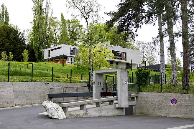 지난달 23일 스위스 제네바에 위치한 초호화 주택 ‘빌라 문디’. 세계경제포럼(WEF)의 창립자인 클라우스 슈왑은 이사회가 사치성 재산 사용을 포함한 내부 고발자 혐의에 대한 조사를 시작한 후 이사회 의장직에서 물러났다. [AFP]