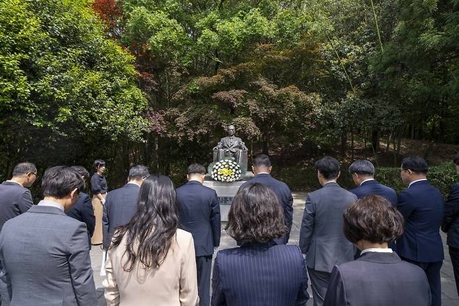 순천대 이병운 총장을 비롯한 교수진이 설립자인 우석 김종익 선생 동상 앞에서 추모하고 있다.