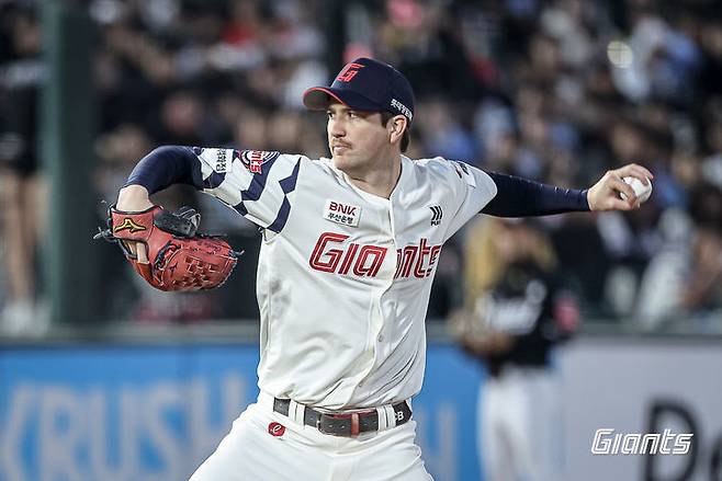 [서울=뉴시스] 프로야구 롯데 자이언츠의 반즈가 28일 부산 사직구장에서 열린 2025 신한 쏠뱅크 KBO리그 KT 위즈와의 경기에 선발 등판해 투구하고 있다. (사진=롯데 자이언츠 제공) 2025.03.28. *재판매 및 DB 금지