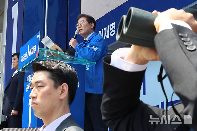 [구미=뉴시스] 권창회 기자 = 이재명 더불어민주당 대선 후보가 13일 경북 구미시 구미역 광장에서 열린 유세에서 지지호소를 하고 있는 가운데 경호원들이 경호를 하고 있다. 2025.05.13. kch0523@newsis.com