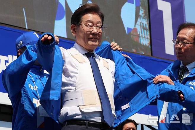 [서울=뉴시스] 조성우 기자 = 이재명 더불어민주당 대선후보가 제21대 대통령선거 공식 선거운동이 시작된 12일 오전 서울 청계광장에서 열린 중앙선거대책위원회 출정식 및 첫 유세에서 방탄복 위에 선거운동복을 입고 있다. (공동취재) 2025.05.12. photo@newsis.com