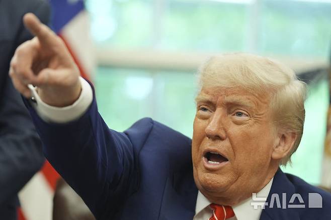 [워싱턴=AP/뉴시스] 도널드 트럼프 미국 대통령이 지난 8일(현지 시간) 백악관 집무실에서 영국과의 무역합의를 발표하고 있다. (사진은 기사내용과 관련이 없습니다.) 2025.05.09.