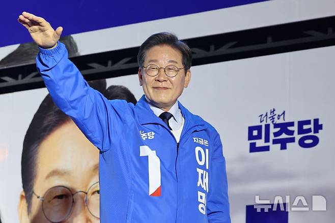 [울산=뉴시스] 권창회 기자 = 이재명 더불어민주당 대선 후보가 13일 울산 남구 롯데백화점 울산점 광장에서 열린 유세를 마치고 지지자들에게 인사하고 있다. 2025.05.13. kch0523@newsis.com