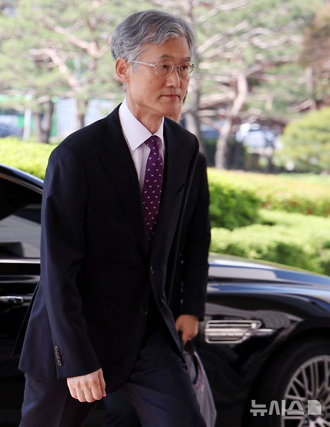 [서울=뉴시스] 추상철 기자 = 조희대 대법원장이 14일 오전 서울 서초구 대법원으로 출근하고 있다. 이날 조희대 대법원장과 대법관 등은  국회 법제사법위원회의 '조희대 대법원장 등 사법부의 대선개입 의혹 진상규명 청문회'에 증인으로 채택 됐으나 불출석 사유서를 제출했다. 2025.05.14. scchoo@newsis.com