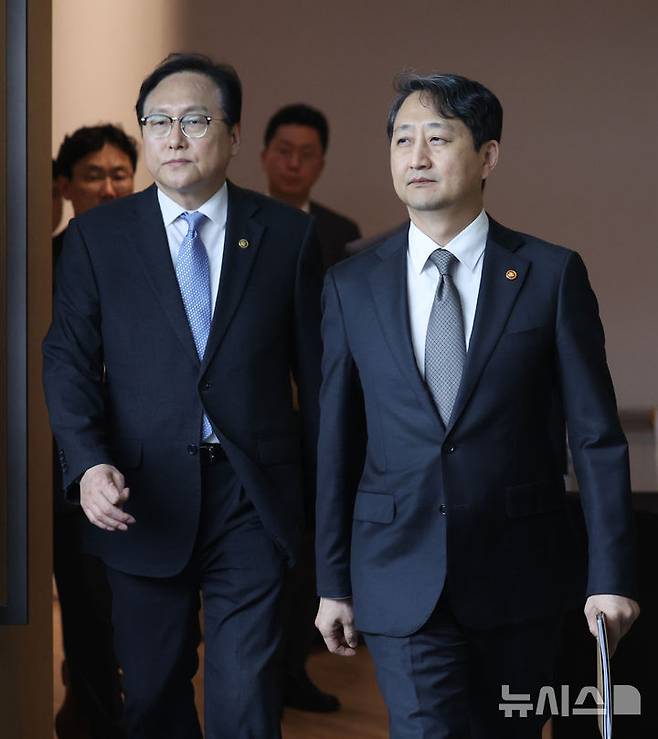 [서울=뉴시스] 김진아 기자 = 안덕근(오른쪽) 산업통상자원부 장관과 정인교 통상교섭본부장. 2025.03.27. bluesoda@newsis.com