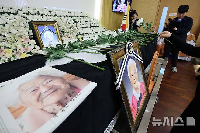 [용인=뉴시스] 김종택 기자 = 일본군 위안부 피해자 고(故) 이옥선 할머니의 발인식이 14일 경기 용인시 쉴낙원 경기장례식장에서 엄수되고 있다. 나눔의 집에서 거주하던 이 할머니는 지난 11일 향년 97세로 별세했다. 정부에 등록된 일본군 위안부 피해자 240명 중 생존자는 6명만 남았다. (공동취재) 2025.05.14. photo@newsis.com