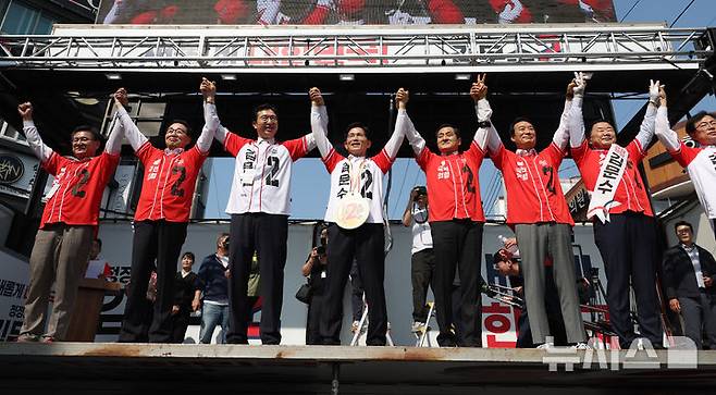 [진주=뉴시스] 고승민 기자 = 김문수 국민의힘 대선 후보가 14일 경남 진주광미사거리에서 유세를 하고 있다. 2025.05.14. kkssmm99@newsis.com