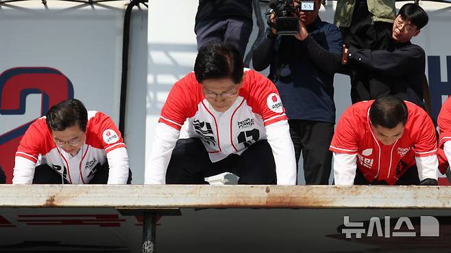 [진주=뉴시스] 고승민 기자 = 김문수 국민의힘 대선 후보가 14일 경남 진주광미사거리에서 유세를 하기 전 큰절을 하고 있다. 2025.05.14. kkssmm99@newsis.com