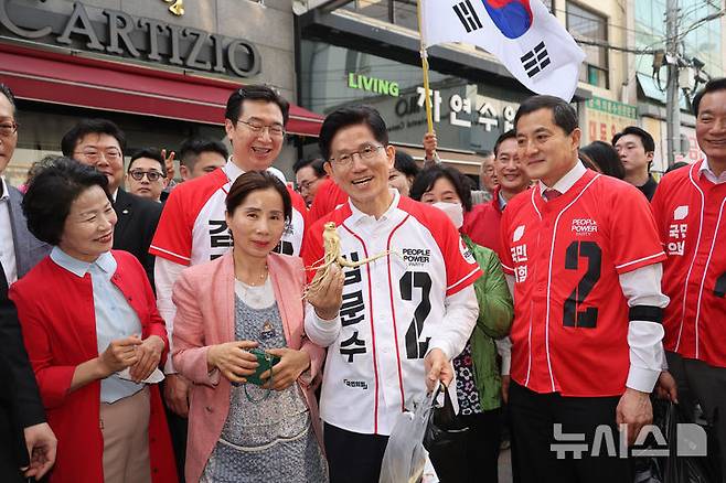[진주=뉴시스] 고승민 기자 = 김문수 국민의힘 대선 후보가 14일 경남 진주중앙시장 일대를 방문해 상인과 시민들을 만나고 있다. (공동취재) 2025.05.14. photo@newsis.com