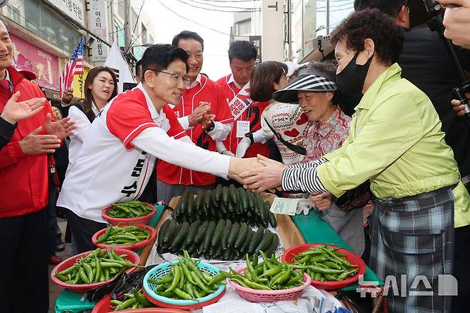 [진주=뉴시스] 고승민 기자 = 김문수 국민의힘 대선 후보가 14일 경남 진주중앙시장 일대를 방문해 상인과 시민들을 만나고 있다. (공동취재) 2025.05.14. photo@newsis.com
