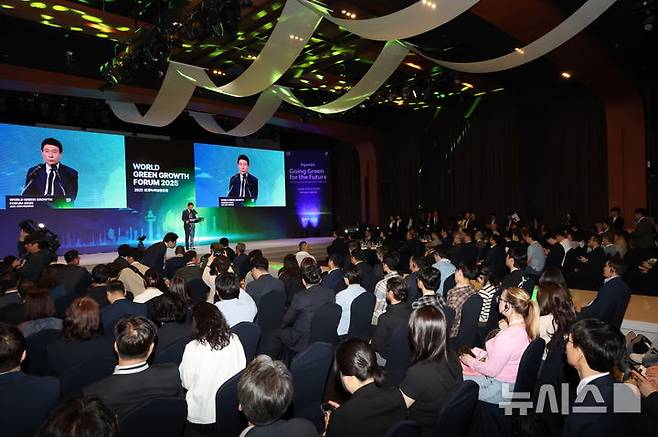 [포항=뉴시스] 송종욱 기자 = 녹색 도시의 발전 방향을 모색하는 '2025 세계녹색성장포럼((WGGF 2025)'이 14일 라한호텔 포항에서 개막했다. 사진은 WGGF 개막식에서 이강덕 포항시장이 개회사를 하는 모습. (사진=포항시 제공) 2025.05.14. photo@newsis.com