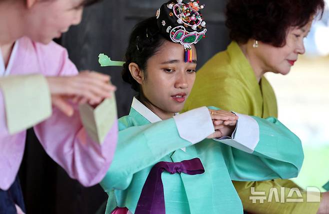 [경산=뉴시스] 이무열 기자 = 성년의 날을 앞둔 14일 경북 경산시 영남대학교 민속촌 구계서원에서 열린 관례·계례 행사에서 외국인 유학생들이 한국 전통 성년식을 치르고 있다. 2025.05.14. lmy@newsis.com