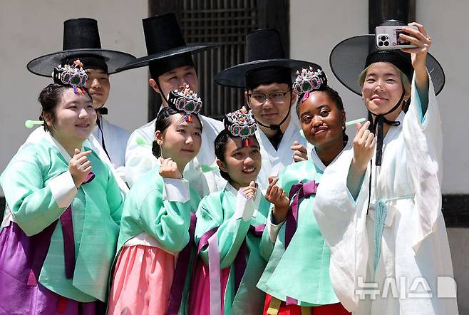 [경산=뉴시스] 이무열 기자 = 성년의 날을 앞둔 14일 경북 경산시 영남대학교 민속촌 구계서원에서 열린 관례·계례 행사에서 외국인 유학생들이 한국 전통 성년식을 치르고 기념촬영을 하고 있다. 2025.05.14. lmy@newsis.com