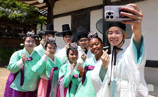 [경산=뉴시스] 이무열 기자 = 성년의 날을 앞둔 14일 경북 경산시 영남대학교 민속촌 구계서원에서 열린 관례·계례 행사에서 외국인 유학생들이 한국 전통 성년식을 치르고 기념촬영을 하고 있다. 2025.05.14. lmy@newsis.com
