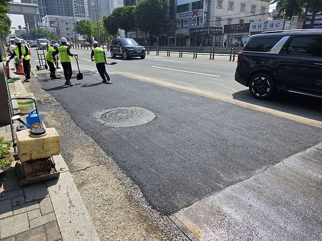 [대구=뉴시스] 대구 남구에서 나타난 도로 침하 현상으로 오토바이를 몰던 60대가 넘어져 다치는 사고가 발생해 지자체가 도로를 긴급 복구했다. (사진=대구시 남구 제공) 2025.05.14. photo@newsis.com  *재판매 및 DB 금지