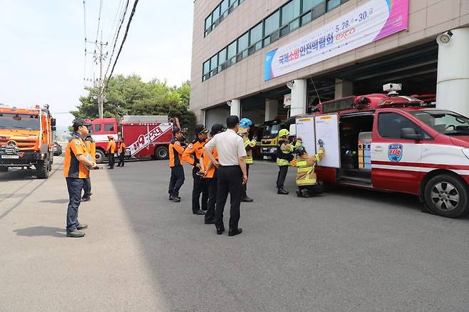 [대구=뉴시스] 대구 달성소방서는 현장지휘팀을 중심으로 단위 지휘관 등 20여명이 참석한 가운데 '재난 시 상황판 작성 및 도상훈련'을 실시했다. (사진=대구 달성소방서 제공) 2025.05.14. photo@newsis.com  *재판매 및 DB 금지