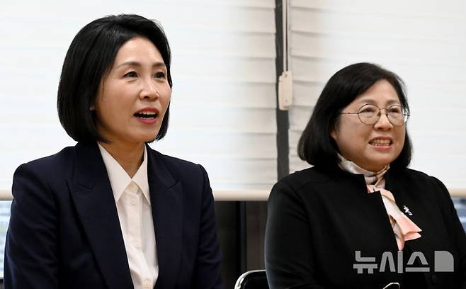 [광주=뉴시스] 김혜인 기자 = 이재명 더불어민주당 대선 후보의 부인 김혜경(왼쪽) 여사가 14일 오후 광주 남구 오월어머니집을 찾아 오월어머니들을 만나 인사하고 있다. 2025.05.14.hyein0342@newsis.com