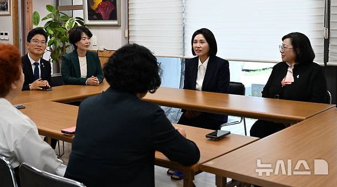 [광주=뉴시스] 김혜인 기자 = 이재명 더불어민주당 대선 후보의 부인 김혜경 여사가 14일 오후 광주 남구 오월어머니집을 찾아 5·18희생자 유족인 오월어머니들을 만나 인사하고 있다. 2025.05.14.hyein0342@newsis.com