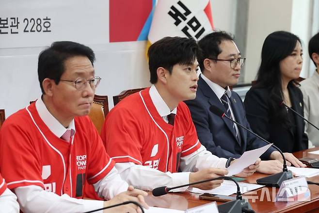 [서울=뉴시스] 조성봉 기자 = 김용태 국민의힘 공동선거대책위원장이 14일 오후 서울 여의도 국회에서 열린 대한초등교사협회 제21대 대선 정책제안서 전달식에서 발언을 하고 있다.2025.05.14. suncho21@newsis.com