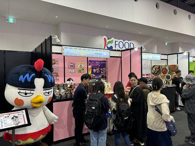 [세종=뉴시스] 농림축산식품부는 지난 13일 일본 오사카에서 열린 '2025 오사카 엑스포' 행사장(WASSE)에서 'K-푸드 소비자 체험·홍보행사'를 열었다. 사진은 이날 일본 현지인들을 대상으로 홍보 행사가 진행되고 있는 모습. (사진=농식품부 제공) 2025.05.14. photo@newsis.com *재판매 및 DB 금지